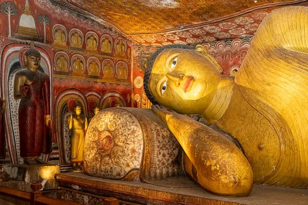 How to See the Dambulla Caves in One Day - Sri Lanka